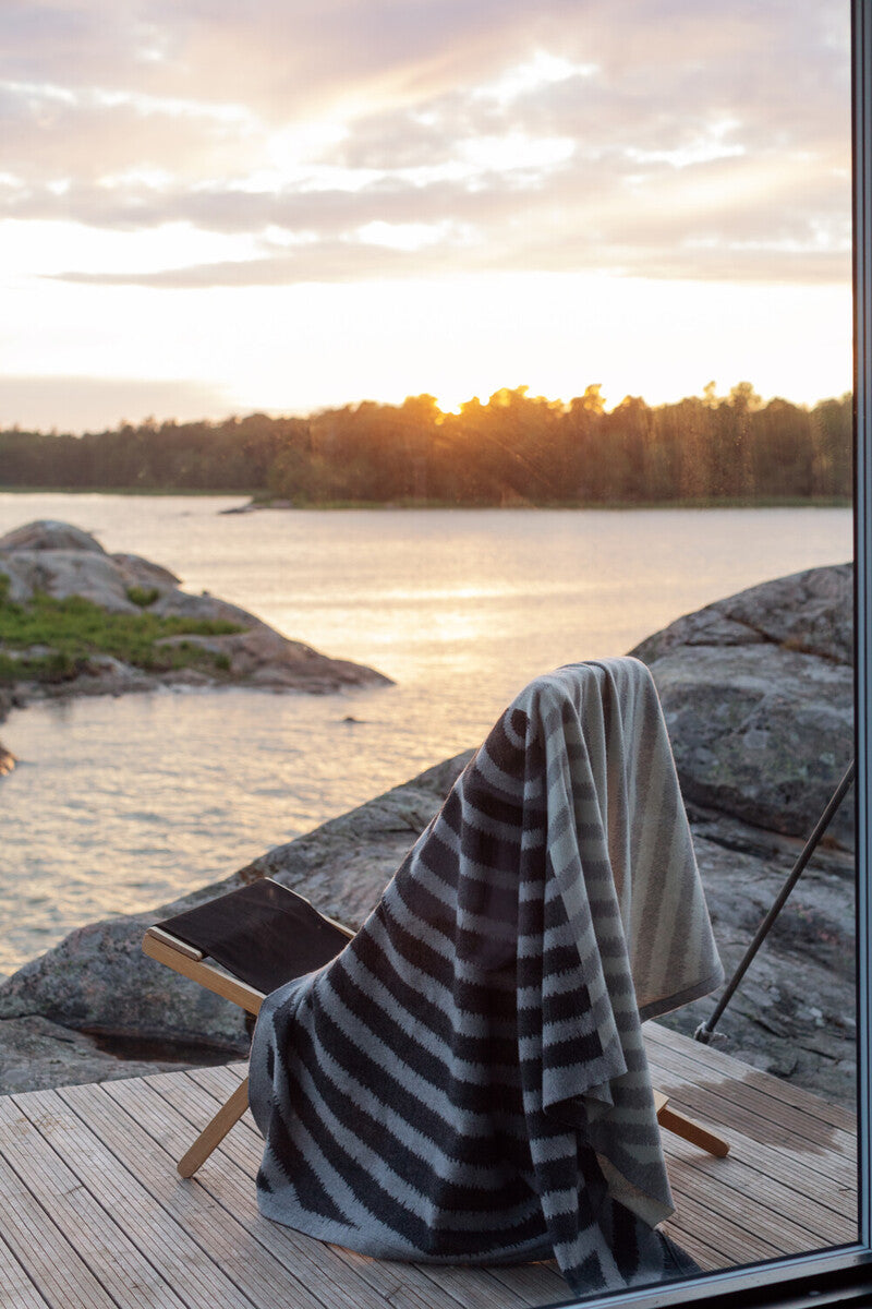 Lapuan - Metsalampi Blanket 100% merino wool- grey/black