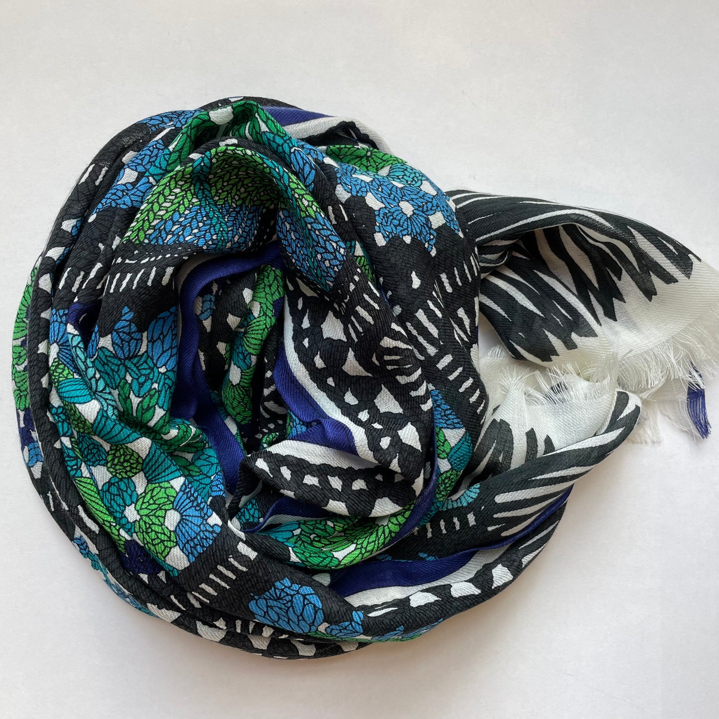 Inoui Editions- Etole Granny Scarf Green